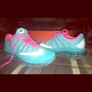 8.5W/7Y (NEVER WORN) Nike Air Max Shoes